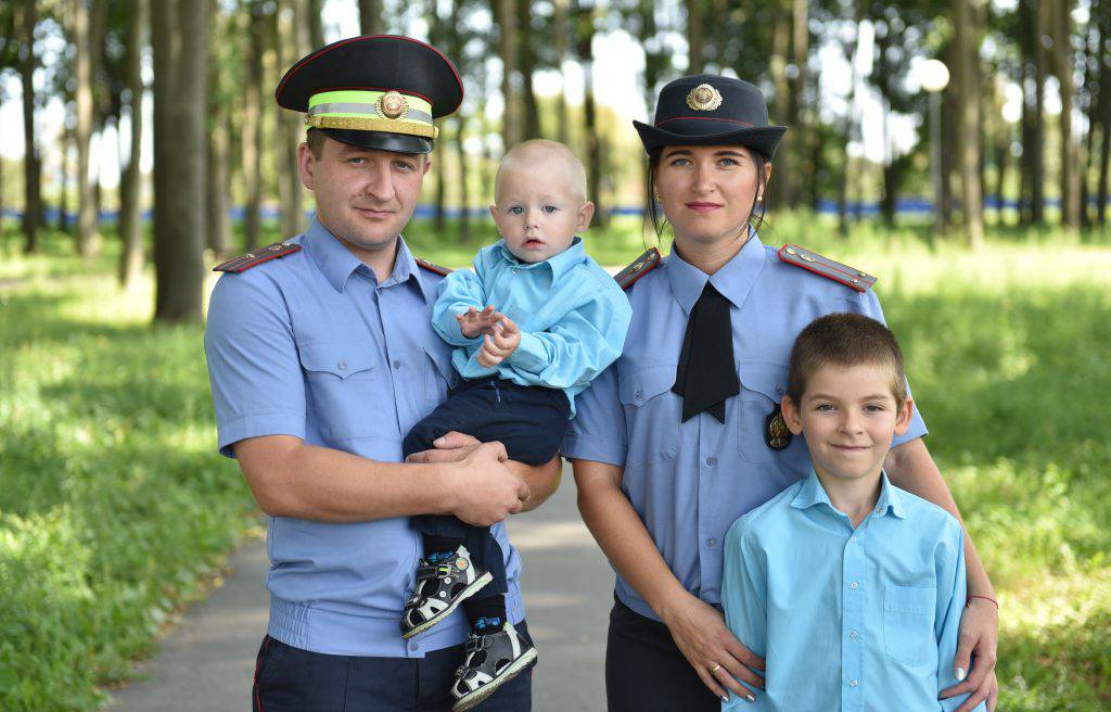 Семья в беларуси. Милицейская семья. Семья милиционера. Служба семьи. Старший лейтенант с семьей.