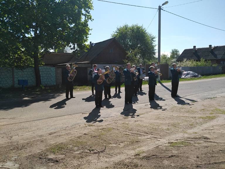 vetkovski_raion_orkestr_08_05 В рамках общереспубликанского проекта "Солдаты Победы" ветковских ветеранов поздравили под звуки оркестра