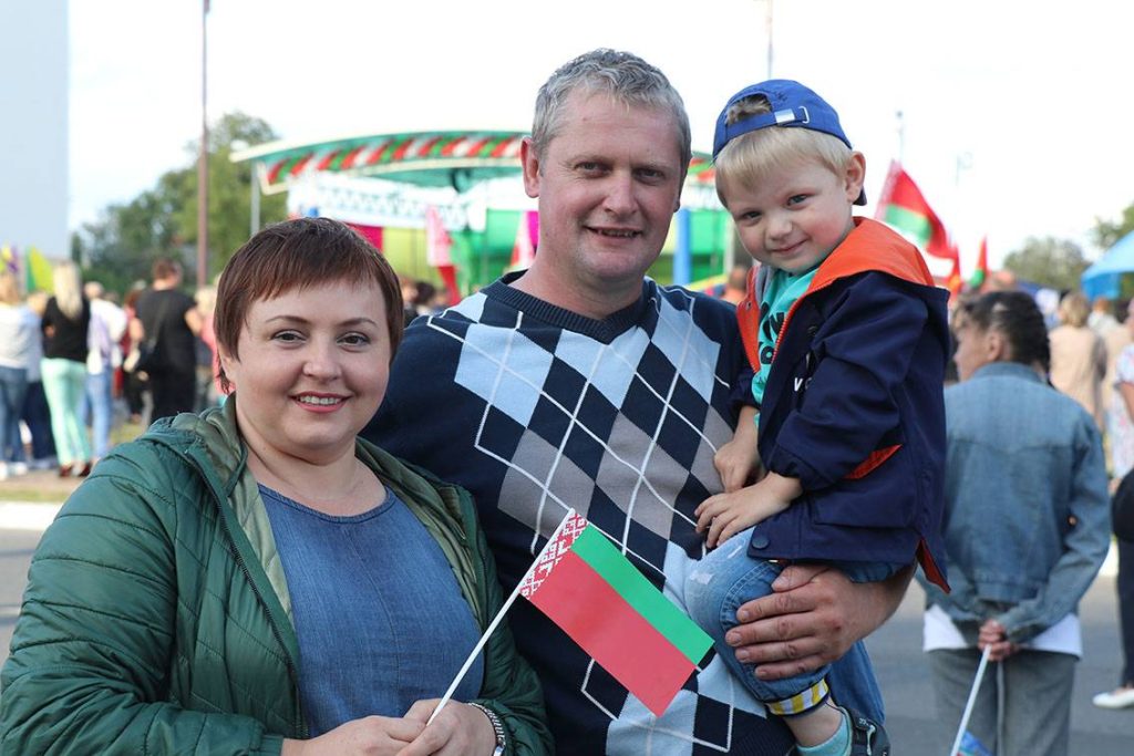 img_1795-1024x683 ТЫСЯЧА ЧЕЛОВЕК НА КРАСНОЙ ПЛОЩАДИ. В Ветке прошёл концерт в рамках акции «Мы — вместе за Беларусь!»