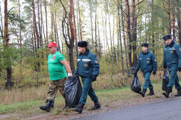 vetkovski_raion_chisti_les_16_10-4 Ветковчане приняли участие в акции «Чистый лес»