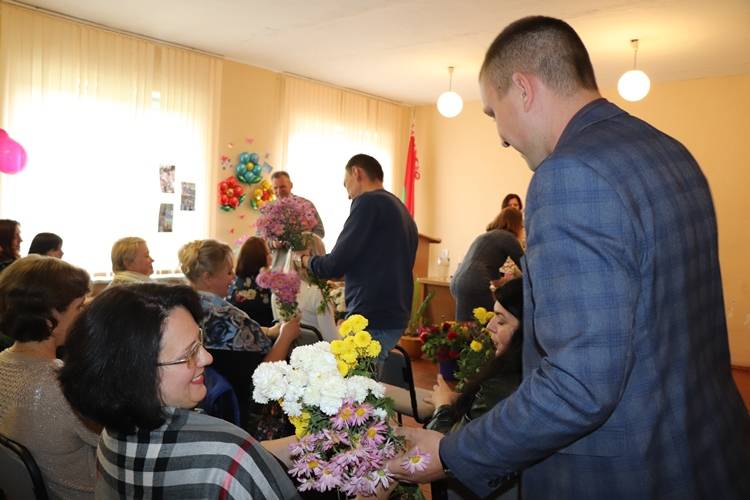 vetkovski_raion_vet_stanchia_14_10-3 В районной ветеринарной станции всем мамам сегодня подарили цветы