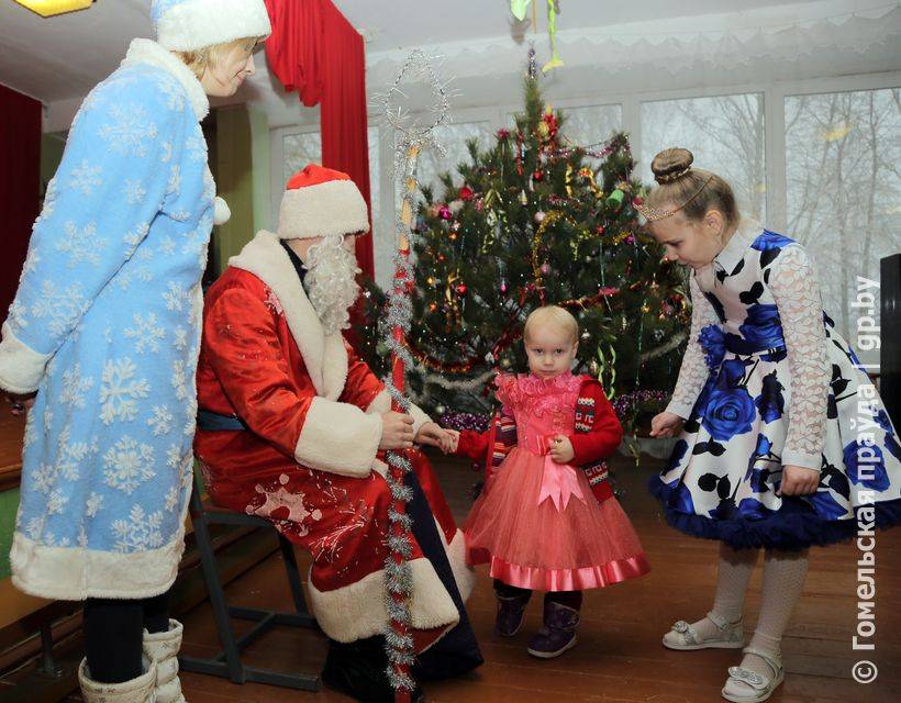 6f02340bb3f81f1e56c6e3c887e29e90 Фоторепортаж: новогодний праздник в школе Ветковского района, где учится всего 20 ребят