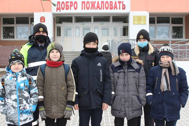 vetkovski_raion_gai_10_12-2 Сегодня сотрудники Госавтоинспекции ещё раз напомнили ветковским школьникам о правилах безопасности на дорогах и вручили фликеры