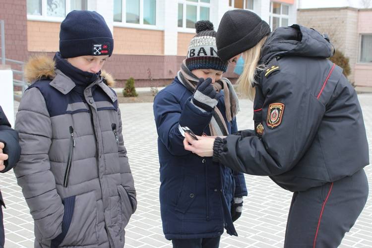 vetkovski_raion_gai_10_12-4 Сегодня сотрудники Госавтоинспекции ещё раз напомнили ветковским школьникам о правилах безопасности на дорогах и вручили фликеры