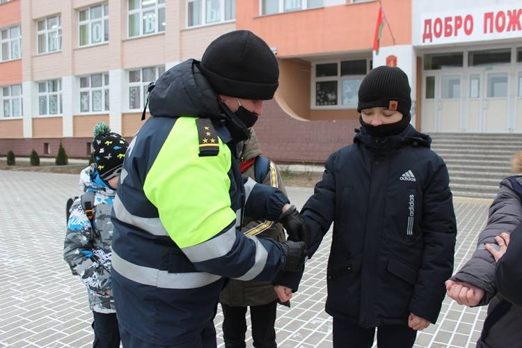 vetkovski_raion_gai_10_12 Сегодня сотрудники Госавтоинспекции ещё раз напомнили ветковским школьникам о правилах безопасности на дорогах и вручили фликеры