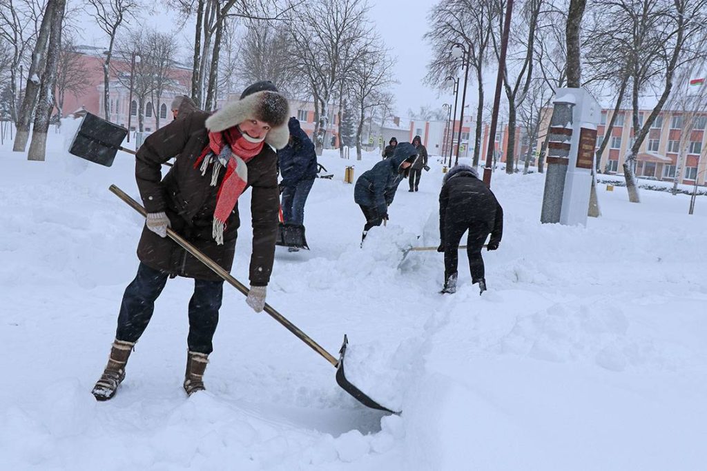 1-1-1024x683 Борьбу со снегом ведут работники райисполкома и руководители учреждений