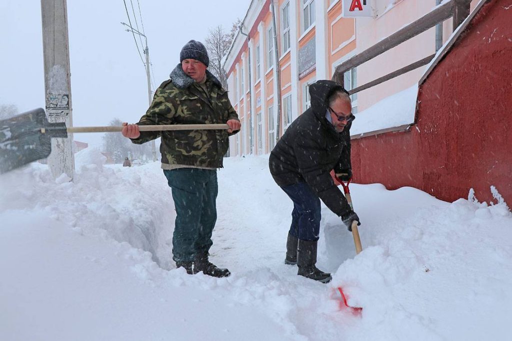 10-1024x683 Борьбу со снегом ведут работники райисполкома и руководители учреждений