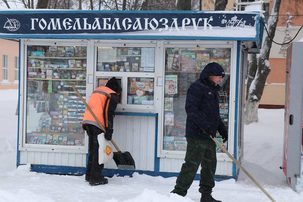 13-1024x683 Борьбу со снегом ведут работники райисполкома и руководители учреждений