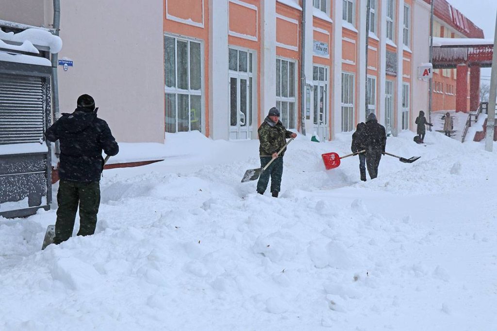 14-1024x683 Борьбу со снегом ведут работники райисполкома и руководители учреждений