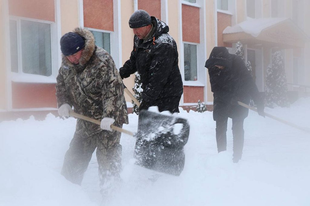 6-1024x683 Борьбу со снегом ведут работники райисполкома и руководители учреждений