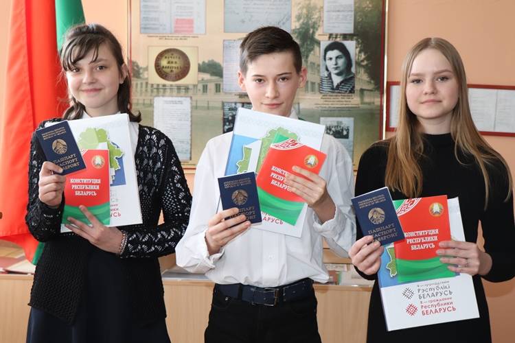 vetkovski_raion_pasporta_15_03-6 Сегодня ветковским школьникам вручили паспорта. Торжество прошло в музее боевой и трудовой славы средней школы №1 г. Ветки имени А.А. Громыко