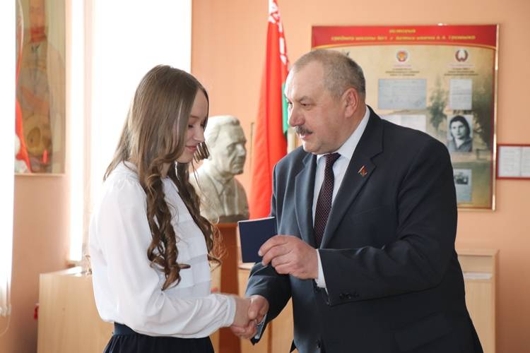 vetkovski_raion_pasporta_15_03-7 Сегодня ветковским школьникам вручили паспорта. Торжество прошло в музее боевой и трудовой славы средней школы №1 г. Ветки имени А.А. Громыко
