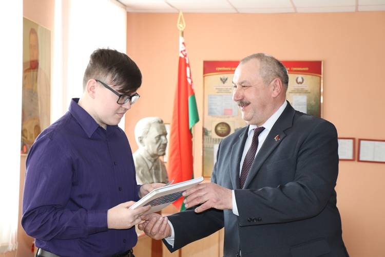 vetkovski_raion_pasporta_15_03 Сегодня ветковским школьникам вручили паспорта. Торжество прошло в музее боевой и трудовой славы средней школы №1 г. Ветки имени А.А. Громыко