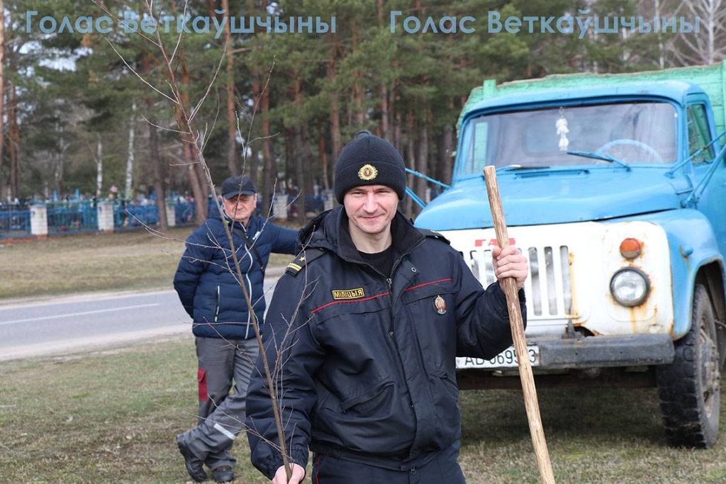 2-1024x683 Сегодня ветковчане в ходе Единого дня озеленения посадили в райцентре берёзовую аллею