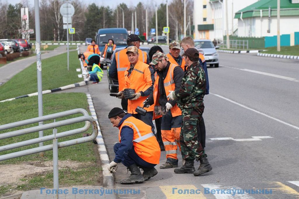 vetkovski_raion_dorogniki_17_04-8-1024x683 Дорожники занимаются тем, что лучше всего умеют, — приводят в порядок дороги