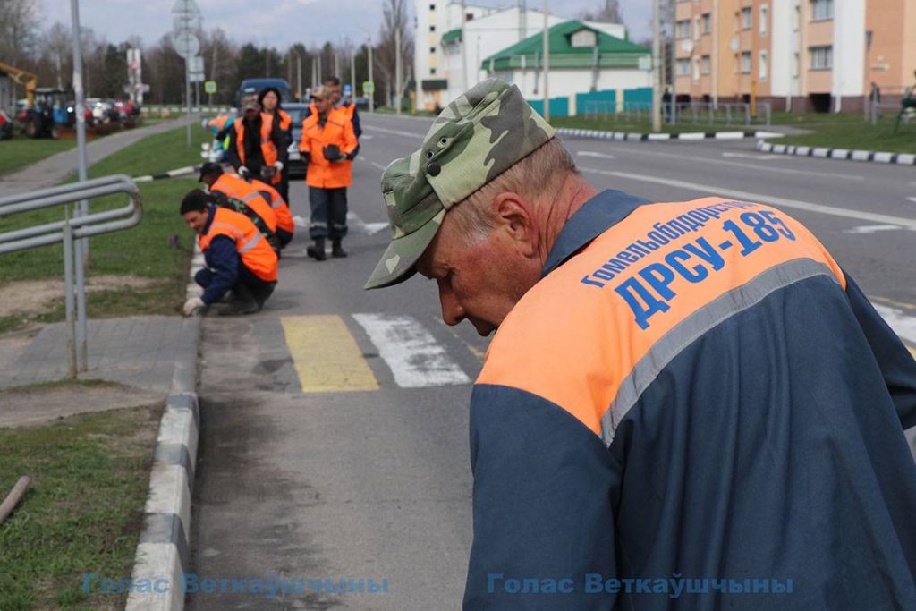 vetkovski_raion_dorogniki_17_04-9-1024x683 Дорожники занимаются тем, что лучше всего умеют, — приводят в порядок дороги