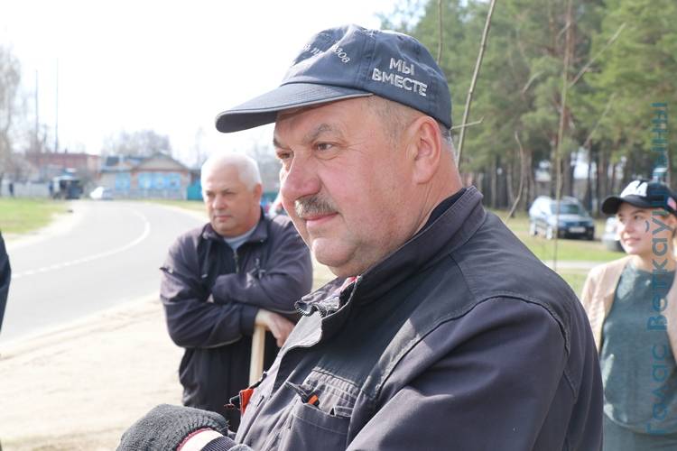 vetkovski_raion_ispolkom_17_04-6 Работники Ветковского районного исполнительного комитета в ходе субботника продолжили посадку деревьев в городе