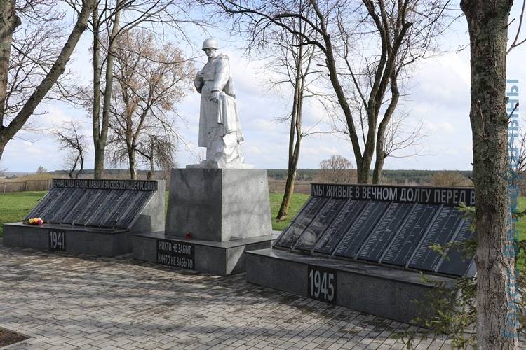 vetkovski_raion_subbotnik_ideolog_17_04-7 Коллектив главного управления идеологической работы облисполкома в день республиканского субботника трудится в Хальче