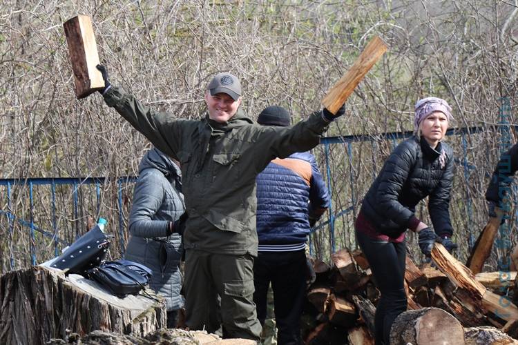 vetkovski_raion_subbotnik_ideolog_17_04-9 Коллектив главного управления идеологической работы облисполкома в день республиканского субботника трудится в Хальче