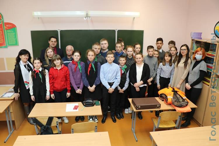 vetkovski_raion_xalch_16_04-2 В Хальчанской школе в ходе работы молодёжной ИПГ учили безопасности на воде, говорили о вреде наркотиков и вручили диплом от "Белой Руси"