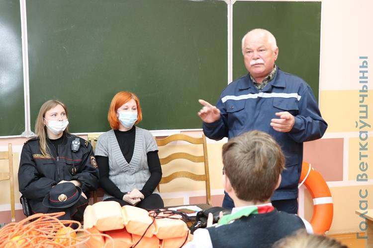 vetkovski_raion_xalch_16_04-4 В Хальчанской школе в ходе работы молодёжной ИПГ учили безопасности на воде, говорили о вреде наркотиков и вручили диплом от "Белой Руси"
