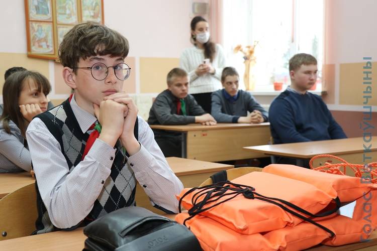 vetkovski_raion_xalch_16_04-5 В Хальчанской школе в ходе работы молодёжной ИПГ учили безопасности на воде, говорили о вреде наркотиков и вручили диплом от "Белой Руси"