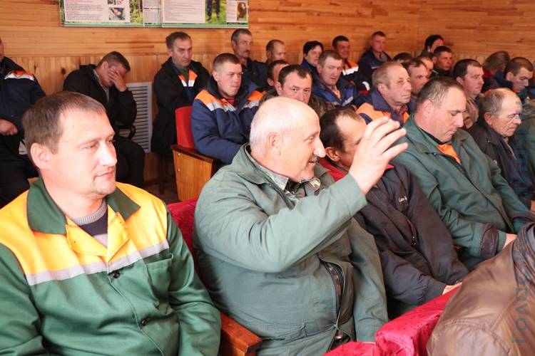 vetkovski_raion_silivonchik_stolbun_14_05-5 Глава района Павел Силивончик встретился с коллективом Столбунского лесничества