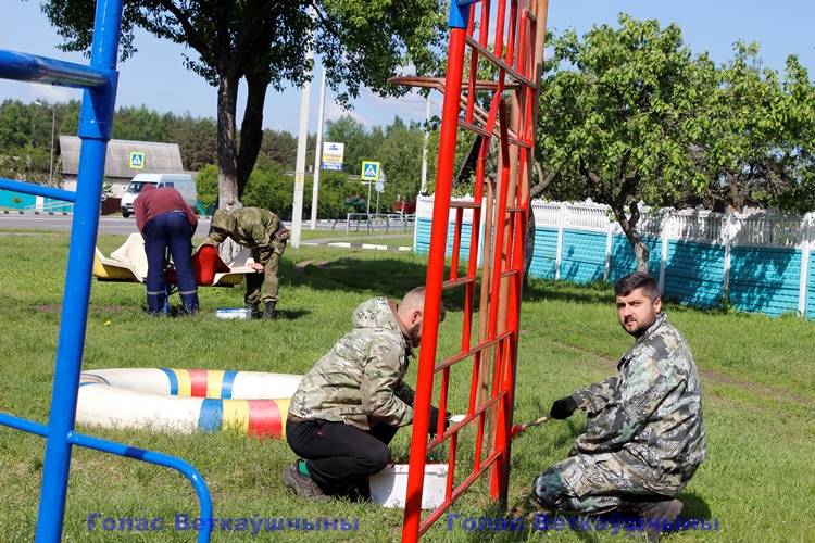 vetkovski_raion_darim_radost_01_06 Сегодня наведением порядка на детских игровых площадках в Ветке по улицам Луначарского и Октябрьской завершилась акция «Дарим радость»