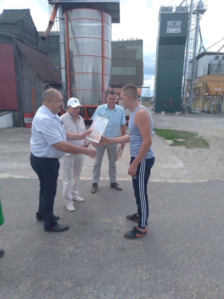 img-62d6fb74d3d8f662f7aa8d889a7465ba-v-768x1024 Глава райсовета депутатов и профсоюзы области поздравили водителей-тысячников