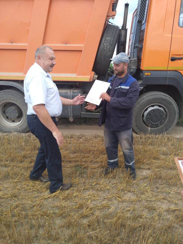img-b4ffb17b297e82b74e0baaa48f3daa6e-v-768x1024 Глава райсовета депутатов и профсоюзы области поздравили водителей-тысячников