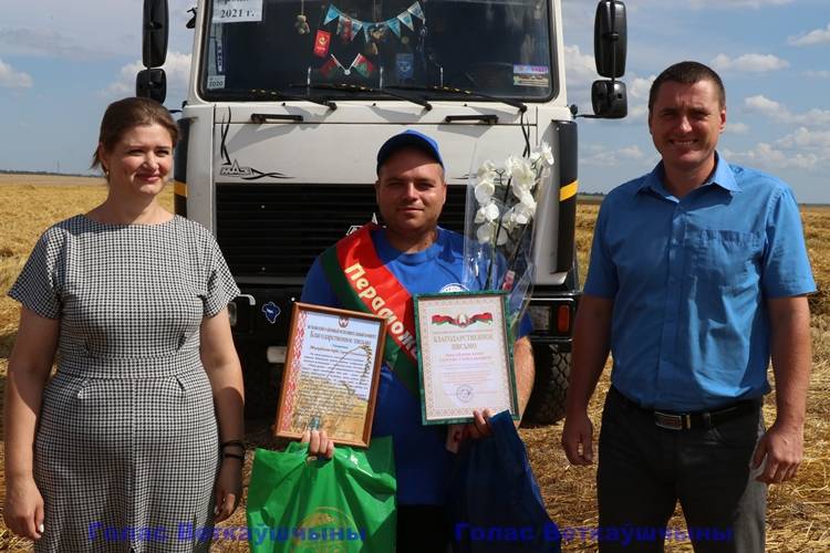vetkovski_raion_tisiachniki_04_08-3 Сразу два райисполкома — Гомельский и Ветковский — поздравили сегодня в поле водителя-тысячника Сергея Михайловского (отделение «Старое Село» КСУП «Тепличное»)