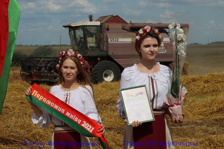 vetkovski_raion_tisiachniki_04_08-4 Сразу два райисполкома — Гомельский и Ветковский — поздравили сегодня в поле водителя-тысячника Сергея Михайловского (отделение «Старое Село» КСУП «Тепличное»)