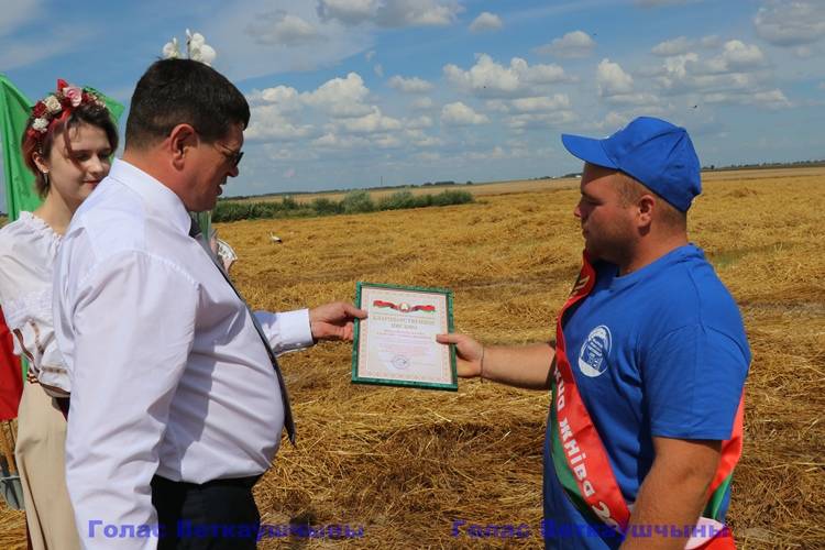 vetkovski_raion_tisiachniki_04_08-6 Сразу два райисполкома — Гомельский и Ветковский — поздравили сегодня в поле водителя-тысячника Сергея Михайловского (отделение «Старое Село» КСУП «Тепличное»)