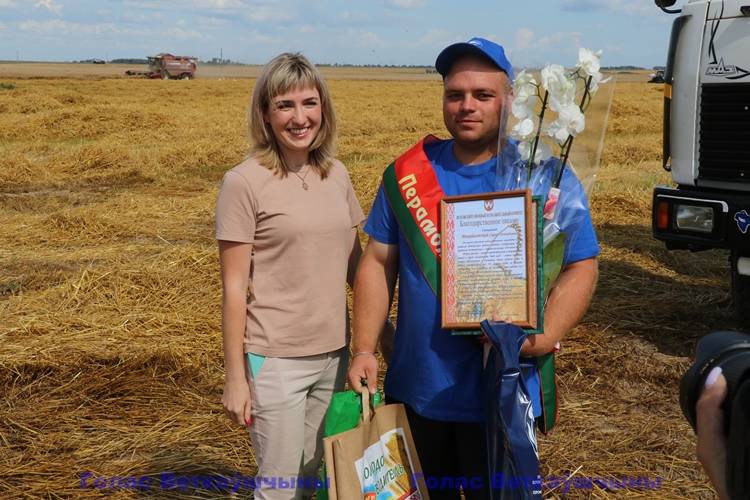 vetkovski_raion_tisiachniki_04_08-7 Сразу два райисполкома — Гомельский и Ветковский — поздравили сегодня в поле водителя-тысячника Сергея Михайловского (отделение «Старое Село» КСУП «Тепличное»)