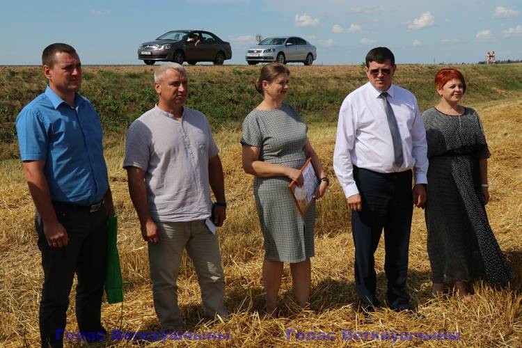 vetkovski_raion_tisiachniki_04_08-8 Сразу два райисполкома — Гомельский и Ветковский — поздравили сегодня в поле водителя-тысячника Сергея Михайловского (отделение «Старое Село» КСУП «Тепличное»)