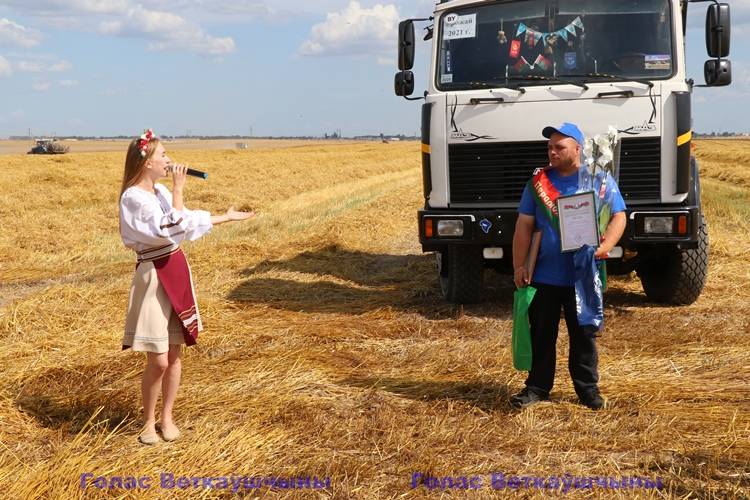 vetkovski_raion_tisiachniki_04_08 Сразу два райисполкома — Гомельский и Ветковский — поздравили сегодня в поле водителя-тысячника Сергея Михайловского (отделение «Старое Село» КСУП «Тепличное»)