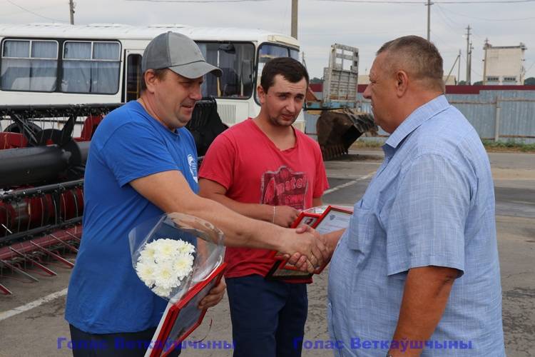vetkovski_raion_tisiachniki_khalch_05_08-3 Сегодня руководство района чествовало комбайнеров-тысячников ОАО "Хальч"