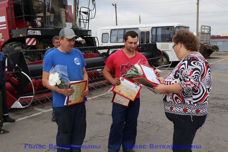 vetkovski_raion_tisiachniki_khalch_05_08-4 Сегодня руководство района чествовало комбайнеров-тысячников ОАО "Хальч"