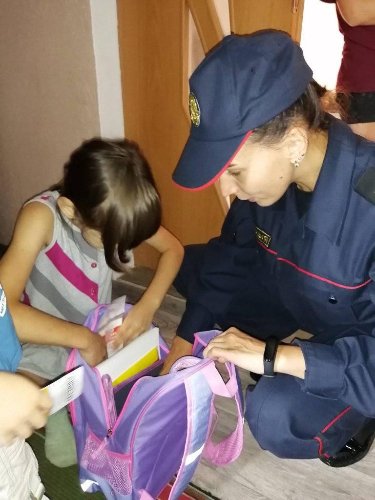 img-04d09664ba18ab3803932ed3390515e1-v-768x1024 Школьные подарки от милиции