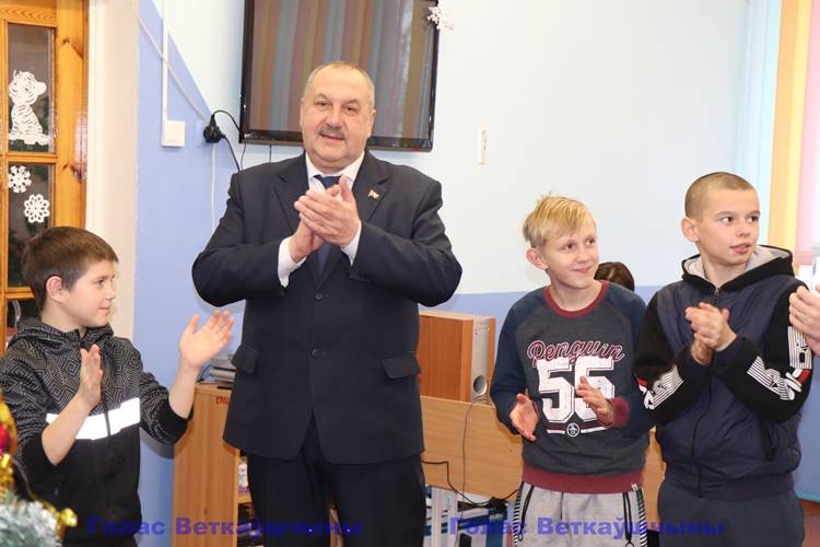 img_9104 Председатель Ветковского райисполкома Павел Силивончик и глава депутатского корпуса Виктор Масейков в канун Нового года навестили воспитанников социально-педагогического центра