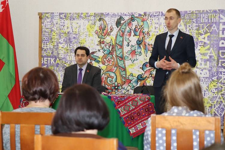 img_1501 В конференц-зале Ветковского центра культуры и народного творчества заместитель Министра культуры Сергей Саракач встретился с работниками учреждений культуры Ветковщины