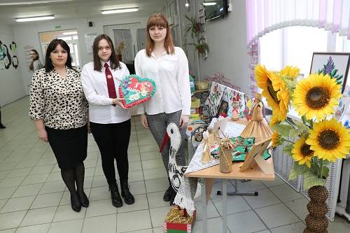 img_9221 Интересные творческие выставки украшают праздник ветковчан, которые приходят принять участие в референдуме