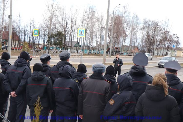 vetkovski_raion_23_fevralia_23_02-4 Концерт под открытым небом: сотрудников Ветковского РОВД с Днём защитников Отечества поздравили работники культуры и Белорусский союз женщин