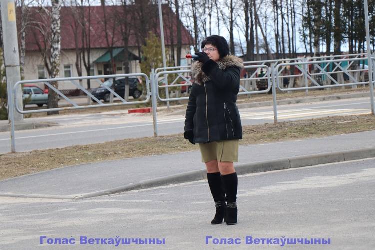 vetkovski_raion_23_fevralia_23_02-5 Концерт под открытым небом: сотрудников Ветковского РОВД с Днём защитников Отечества поздравили работники культуры и Белорусский союз женщин