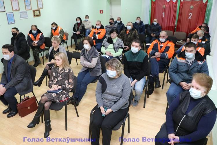 vetkovski_raion_drsy_04_04-8 Глава района Павел Силивончик поделился с коллективом ДРСУ-185 впечатлениями от обращения Президента, обсудил жизнь района и пригласил всех принять участие в референдуме