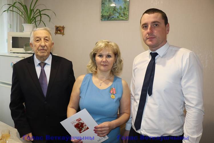 vetkovski_raion_kpb_25_02 Однопартийцы поздравили с юбилеем коммуниста Татьяну Титкову и вручили ей медаль "100 гадоў Камуністычная партыі Беларусі і Беларускай ССР"