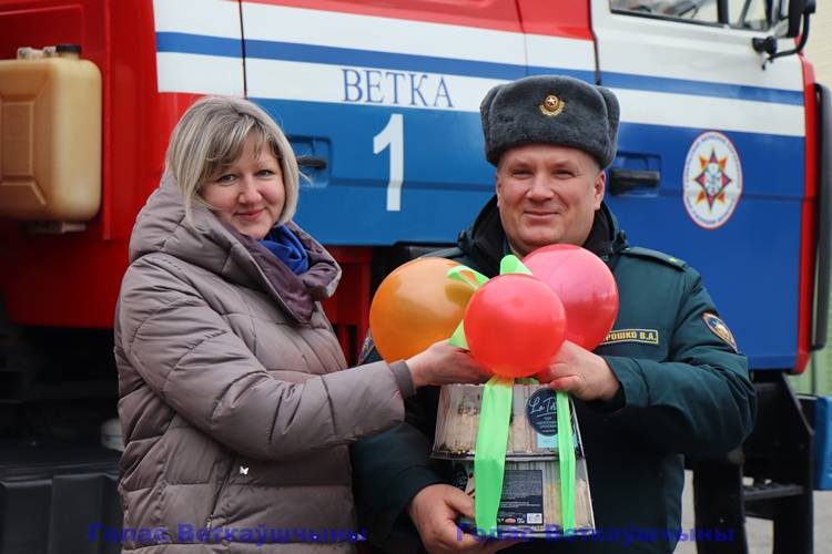 vetkovski_raion_rochs_den_zashitnika_23_02-5 Концерт под открытым небом: сотрудников Ветковского РОЧС с Днём защитников Отечества поздравили работники культуры и Белорусский союз женщин