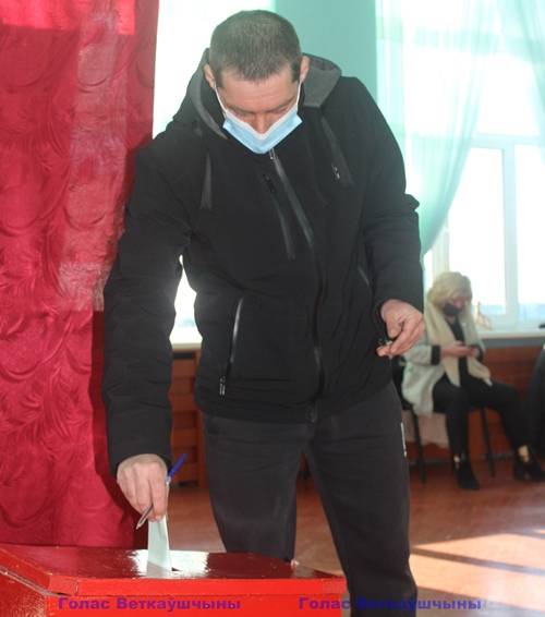 vetkovski_raion_xalch_referendum_22_02-4 Начало предварительного голосования на избирательном участке №9 д.Хальч традиционно положили пенсионеры.