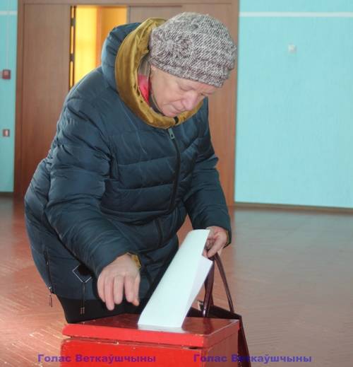 vetkovski_raion_xalch_referendum_22_02-6 Начало предварительного голосования на избирательном участке №9 д.Хальч традиционно положили пенсионеры.