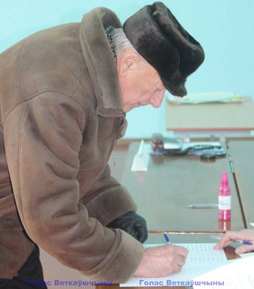 vetkovski_raion_xalch_referendum_22_02-7 Начало предварительного голосования на избирательном участке №9 д.Хальч традиционно положили пенсионеры.